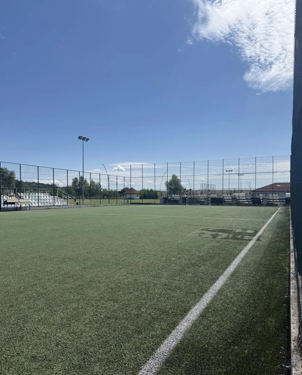 Terenul de fotbal pe sintetic