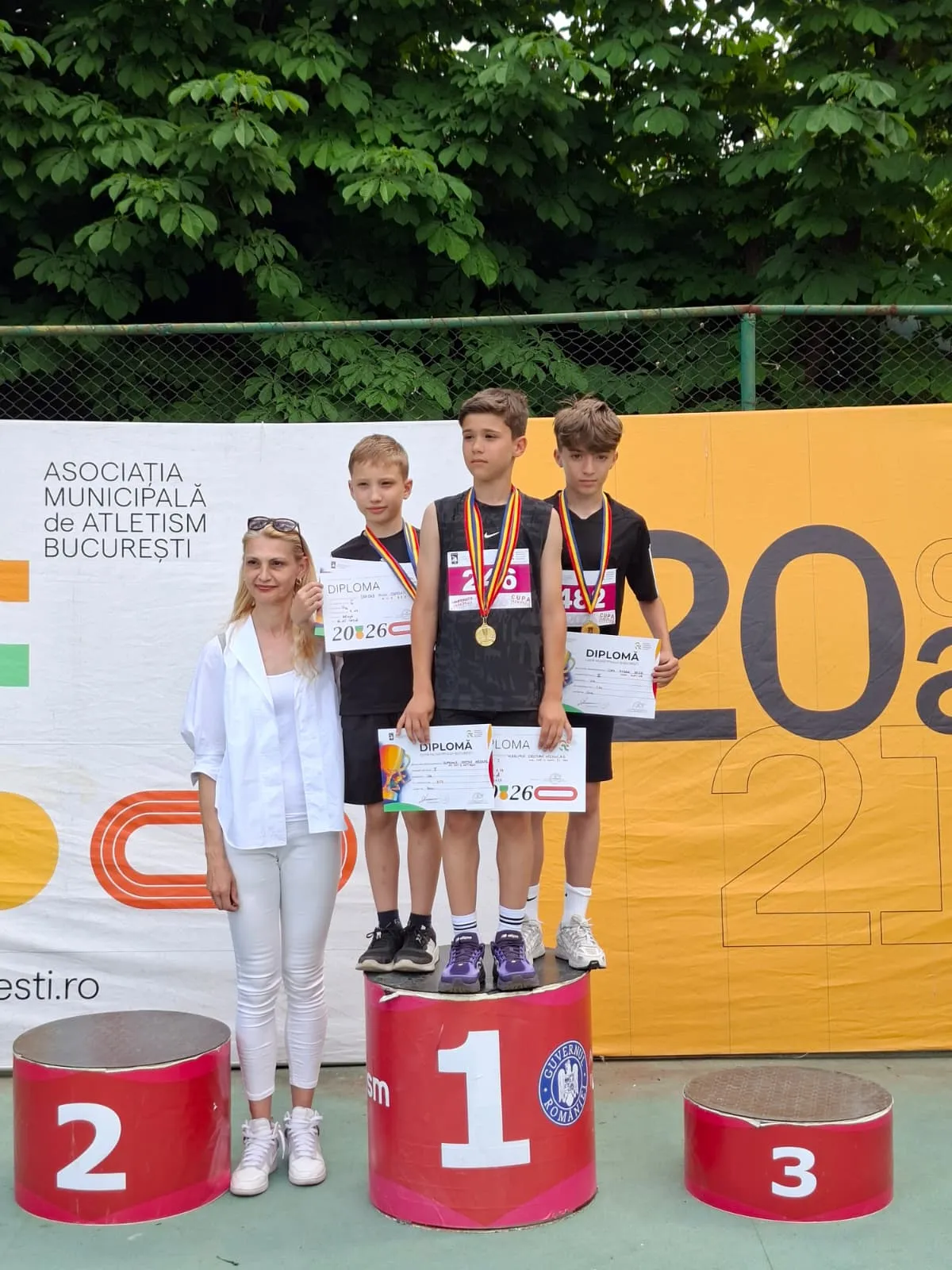 Micii atleți premiați pe podium