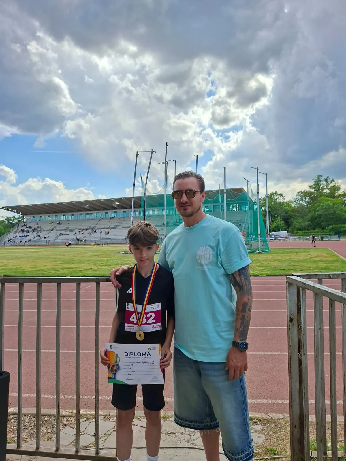 Antrenor și sportiv, la pista de atletism