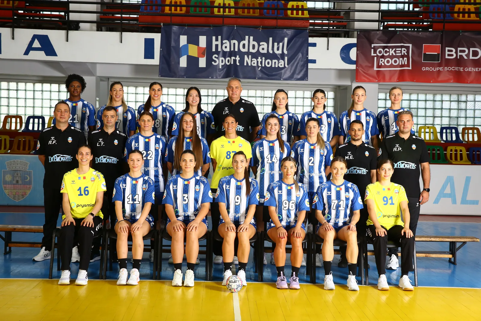 Lotul complet, în sala de handbal