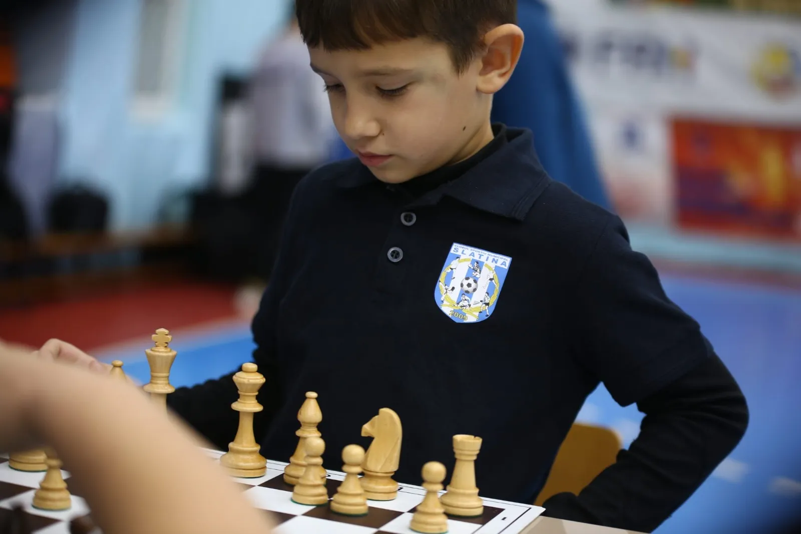 Concentrare deplină la tabla de joc