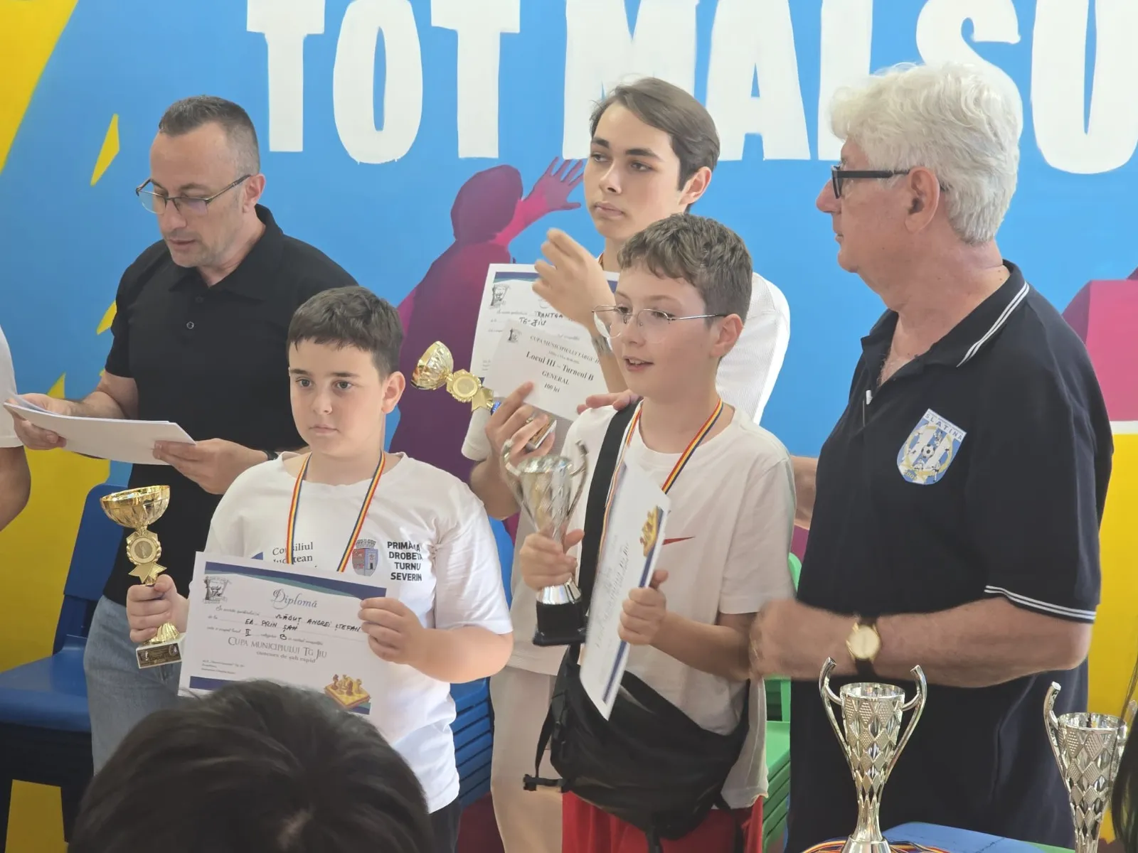 Micii șahiști, premiați cu trofee